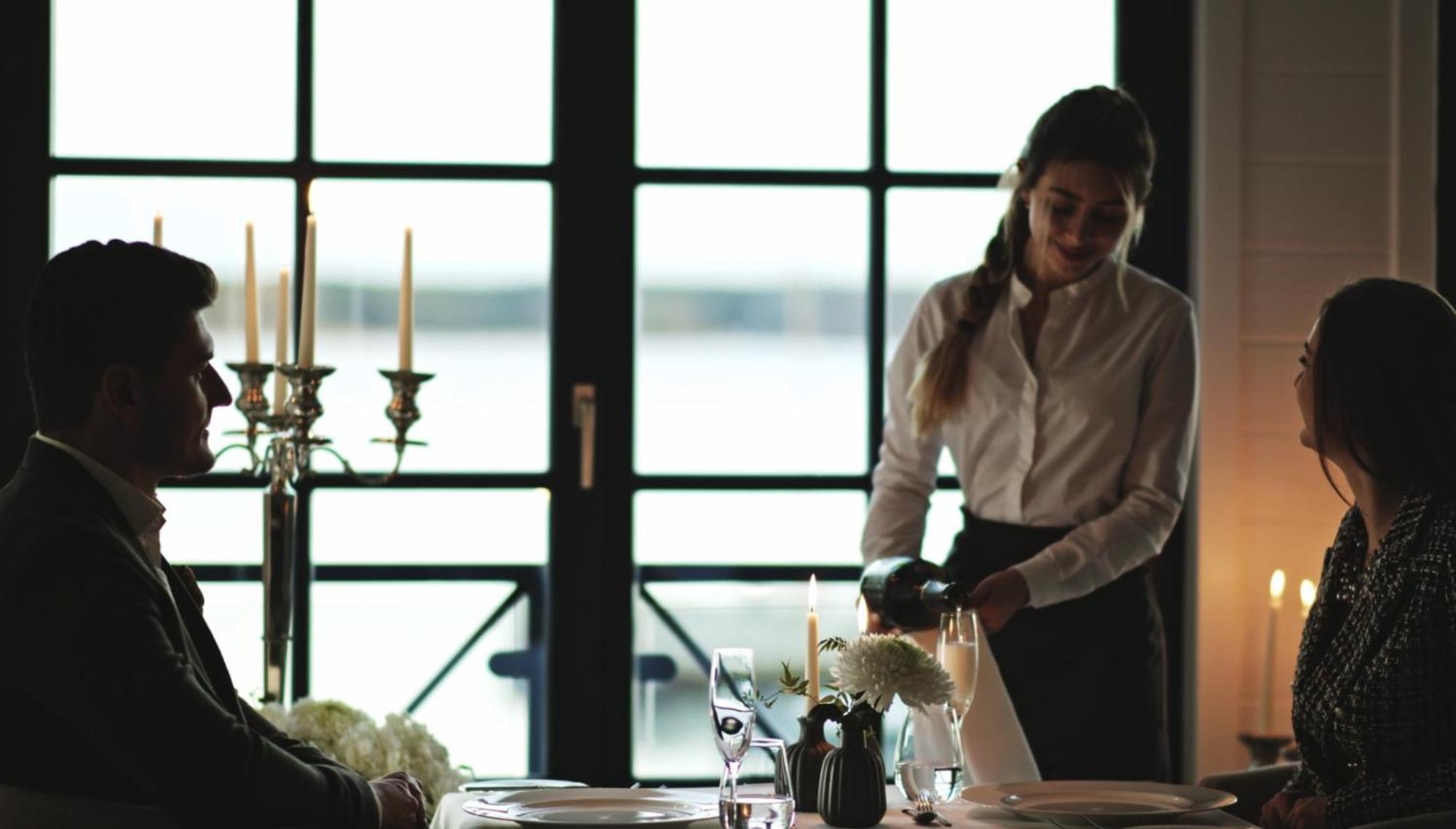 Precise Resort 바트 자로 외부 사진 A restaurant hostess